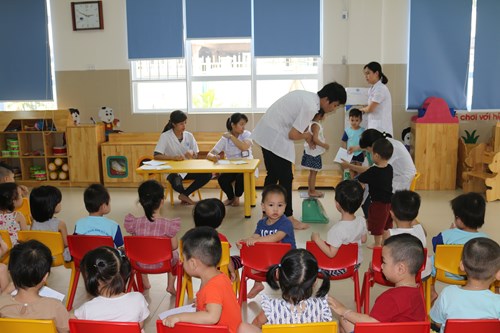 Trường mầm non Gia Thượng phối hợp với Trạm y tế Ngọc Thụy tổ chức cân, đo sức khỏe cho học sinh trước kì nghỉ hè.